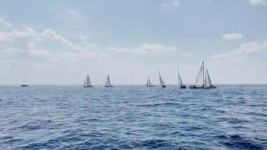 Rusya, St.Petersburg, 20 Haziran 2021: Güneşli bir günde yelkenli yarışı, farklı rotalarda giden tekneler, takımlar gennaker, açık gökyüzü, yelkencilik, denize yelken yansıtmaya hazırlanıyor