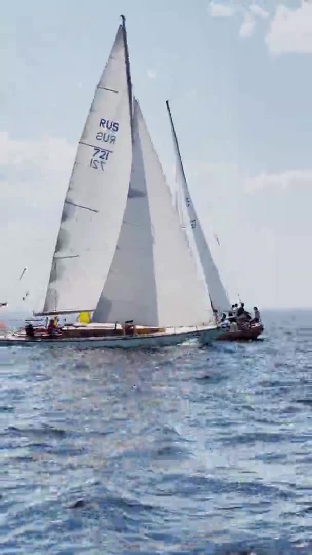 Rusia, San Petersburgo, 20 de junio de 2021: Regata de veleros en el día soleado, barcos funcionan diferente viraje, los equipos se están preparando para poner gennaker, el cielo despejado, vela, reflejo de la vela en el agua — Vídeos de Stock