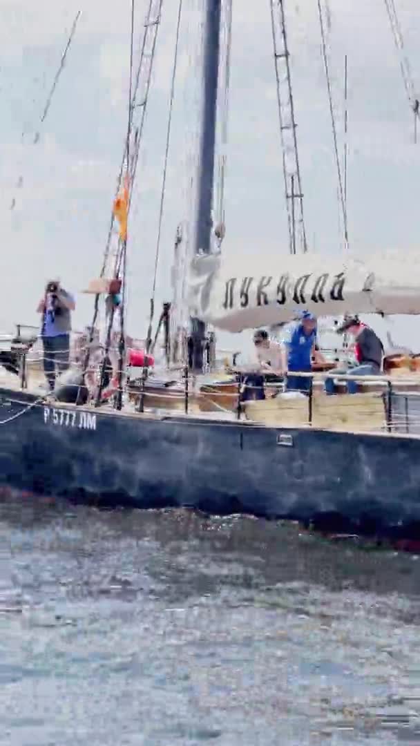 Rusia, San Petersburgo, 20 de junio de 2021: Regata de veleros en el día soleado, barcos funcionan diferente viraje, los equipos se están preparando para poner gennaker, el cielo despejado, vela, reflejo de la vela en el agua — Vídeo de stock