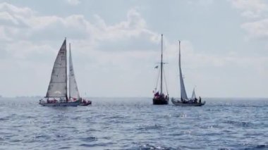 Rusya, St.Petersburg, 20 Haziran 2021: Güneşli bir günde yelkenli yarışı, farklı rotalarda giden tekneler, takımlar gennaker, açık gökyüzü, yelkencilik, denize yelken yansıtmaya hazırlanıyor