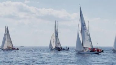 Rusya, St.Petersburg, 20 Haziran 2021: Güneşli bir günde yelkenli yarışı, farklı rotalarda giden tekneler, takımlar gennaker, açık gökyüzü, yelkencilik, denize yelken yansıtmaya hazırlanıyor