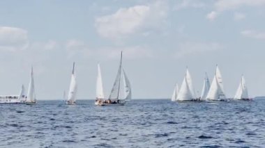 Rusya, St.Petersburg, 20 Haziran 2021: Güneşli bir günde yelkenli yarışı, farklı rotalarda giden tekneler, takımlar gennaker, açık gökyüzü, yelkencilik, denize yelken yansıtmaya hazırlanıyor