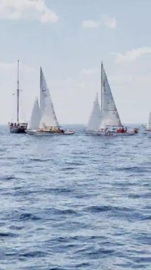 Rusya, St.Petersburg, 20 Haziran 2021: Güneşli bir günde yelkenli yarışı, farklı rotalarda giden tekneler, takımlar gennaker, açık gökyüzü, yelkencilik, denize yelken yansıtmaya hazırlanıyor