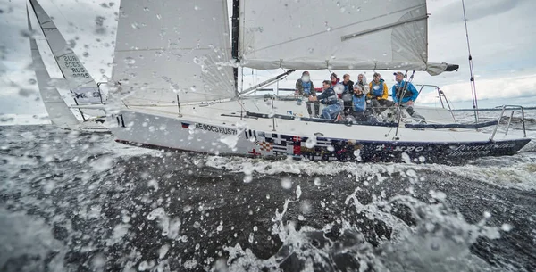 Rusia, San Petersburgo, 23 de julio de 2021: Competición de veleros en regata en tiempo de tormenta, carrera, olas grandes, regata de vela, tiempo nublado, vela principal, foque, trabajo en equipo, salpicaduras — Foto de Stock