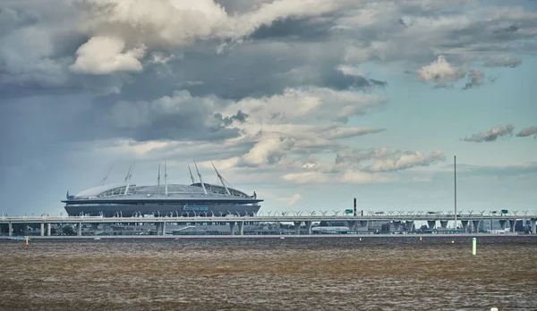 Rusland, Sint-Petersburg, 20 juni 2021: Nieuw stadion Gazprom Arena en kabelbrug aan de horizon, de Finse Golf, de bewolking, stormachtig weer, grote wolken — Stockfoto