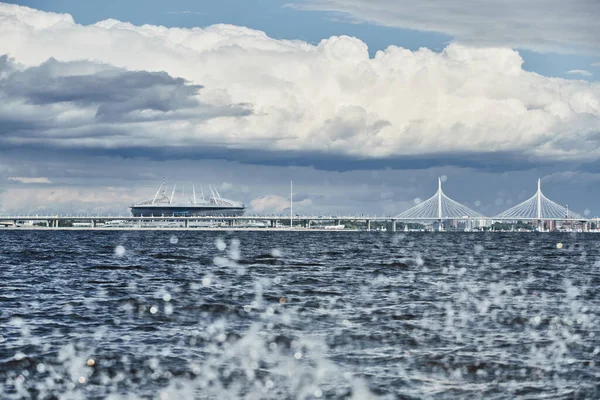 Russland, St. Petersburg, 20. Juni 2021: Neues Stadion Gazprom Arena und Schrägseilbrücke am Horizont, der Finnische Meerbusen, der Wolkenhimmel, stürmisches Wetter, große Wolken — Stockfoto