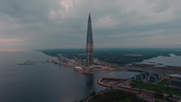 Oroszország, Szentpétervár, 2021. szeptember 11.: Légi felvétel a Lakhta felhőkarcoló központjáról, Szentpéterváron, éjszakai megvilágítás, tengerpart, új kikötő, Európa legmagasabb épülete — Stock videók