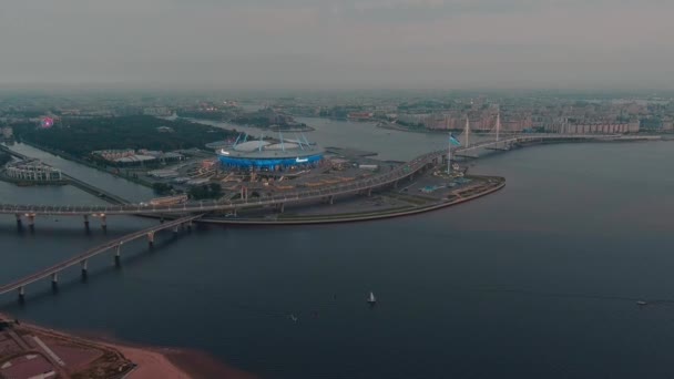 러시아, 상트페테르부르크, 2021 년 9 월 11 일: 공중에서 찍은 가즈 프롬 아레나 경기장, 세인트 피터스버그의 새로운 랜드마크, 저녁 조명, 건물, 케이블 다리, 고속도로, 해안선 — 비디오