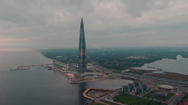 Ryssland, Sankt Petersburg, 11 september 2021: Flygbilder av skyskrapan Lakhta centrum, landmärke i Sankt Petersburg på kvällen, nattbelysning, kust, ny hamn, Den högsta byggnaden i Europa — Stockvideo