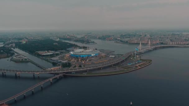 Rusia, San Petersburgo, 11 de septiembre de 2021: Imágenes aéreas del estadio Gazprom Arena, nuevos monumentos de San Petersburgo por la noche, iluminación nocturna del edificio, puente por cable, carretera, costa — Vídeos de Stock