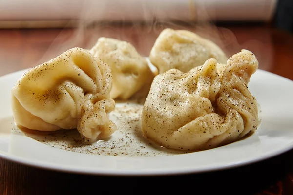 Plato nacional georgiano khinkali carne en una prueba sagrada un par o — Foto de Stock