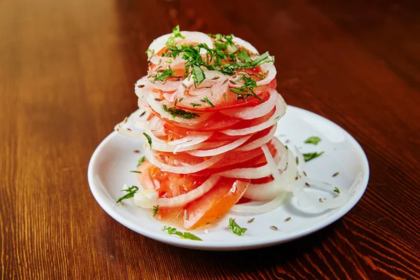 Özbek Milli Salata domates, soğan, otlar ve Baharatlar, chop
