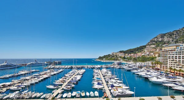 05.29.2013, Monaco, CapDail: Barco da baía, iates à vela, mar calmo — Fotografia de Stock