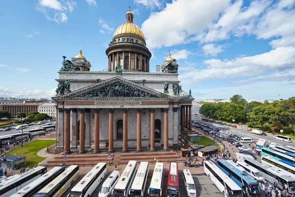 Russia, St. Petersburg, Isaac's Cathedral, 07.14.2015: A view of Isaac's Cathedral from 5 floors of the hotel 4 season, around the cathedral are many tour buses and tourists, a lot of people walking upstairs colonnade, sunny, white cloud — Stock Photo, Image