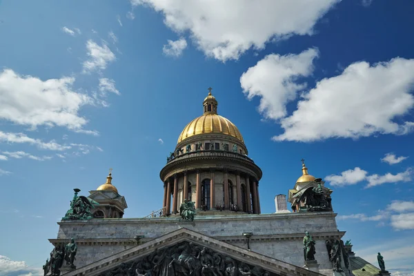 Russia, St. Petersburg, Isaac's Cathedral, 07.14.2015: A view of Isaac's Cathedral from 5 floors of the hotel 4 season, around the cathedral are many tour buses and tourists, a lot of people walking upstairs colonnade, sunny, white cloud — Stockfoto