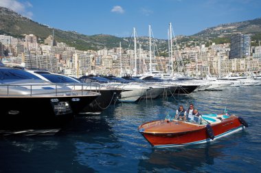 Monaco, Monte-Carlo, 29.05.2008: bağlantı noktası Hercule, su, lüks yatların Etats-Uni, Monaco liman Piscine, kırlangıç, riva teknede görünümünden