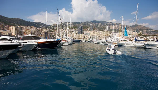 Mónaco, Monte Carlo, 29.05.2008: Port Hercule, Vista desde el agua, yates de lujo en el puerto de Mónaco, Etats-Uni, Piscine, Hirondelle — Foto de Stock
