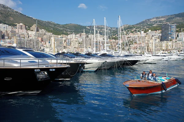 Mónaco, Monte Carlo, 29.05.2008: Port Hercule, Vista desde el agua, yates de lujo en el puerto de Mónaco, Etats-Uni, Piscine, Hirondelle, riva boat — Foto de Stock