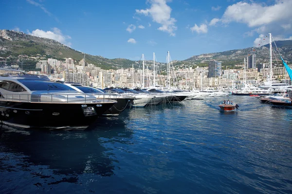 Mónaco, Monte Carlo, 29.05.2008: Port Hercule, Vista desde el agua, yates de lujo en el puerto de Mónaco, Etats-Uni, Piscine, Hirondelle, riva boat — Foto de Stock