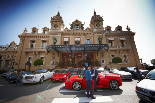 Monte-Carlo, Monaco, Casino Monte-Carlo, 25.09.2008: Casino de Monte Carlo, um jovem de óculos brancos sai do Ferrari vermelho e dá chaves de carro para o porteiro — Fotografia de Stock