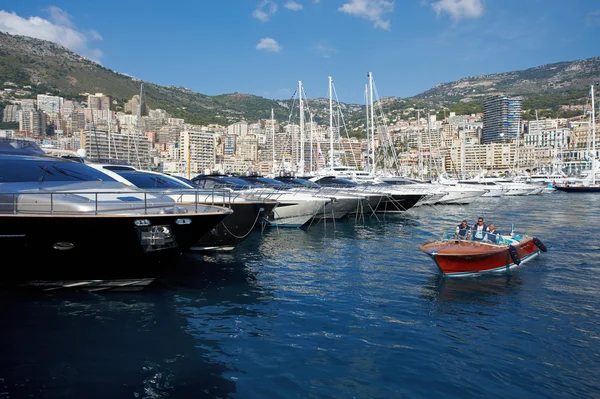 Mónaco, Monte Carlo, 29.05.2008: Port Hercule, Vista desde el agua, yates de lujo en el puerto de Mónaco, Etats-Uni, Piscine, Hirondelle, riva boat — Foto de Stock