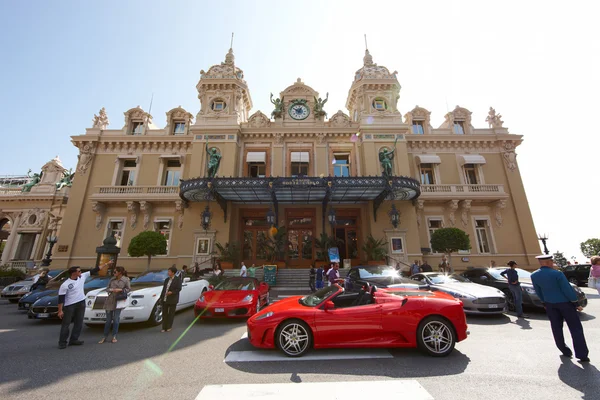 Monte-Carlo, Monaco, Casino Monte-Carlo, 25.09.2008: Casino Monte-Carlo, Ferrari vermelho na praça, turistas fotografaram ferrari — Fotografia de Stock