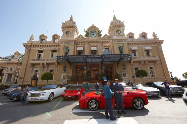 Monte-Carlo, Monaco, Casino Monte-Carlo, 25.09.2008: Casino de Monte Carlo, um jovem de óculos brancos sai do Ferrari vermelho e dá chaves de carro para o porteiro — Fotografia de Stock