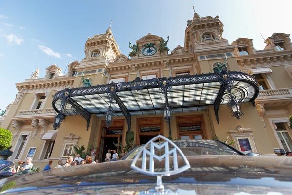 Monte-Carlo, Monaco, Casino Monte-Carlo, 25.09.2008: vista do casino Monte-Carlo através de um MAYBACH — Fotografia de Stock