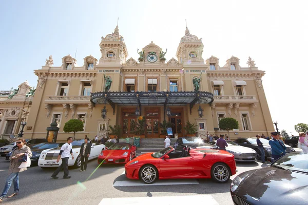 Monte-Carlo, Monaco, Casino Monte-Carlo, 25.09.2008: Casino Monte-Carlo, Ferrari vermelho na praça, turistas fotografaram ferrari — Fotografia de Stock