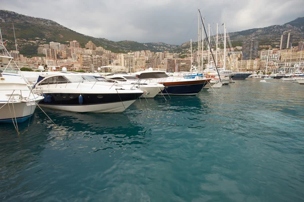 Mónaco, Monte Carlo, 25.09.2008: Port Hercule, Vista desde el agua, yates de lujo en el puerto de Mónaco, Etats-Uni, Piscine, Hirondelle — Foto de Stock