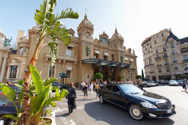 Monte-Carlo, Monaco, Casino Monte-Carlo, 25.09.2008: vista do casino Monte-Carlo através do Mersedes-Benz, hotel de Paris à direita — Fotografia de Stock