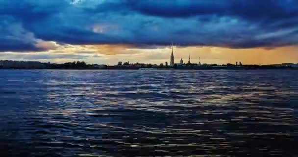 Russia, Saint-Petersburg, 02.08.2015: Time lapse Peter and Paul Fortress at sunset, boats, floating clouds, dark, turn on outdoor lighting, storm — Stock Video