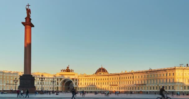 Russia, San Pietroburgo, 04.08.2015: Piazza del Palazzo Timelapse e la Colonna Alexander, il movimento della fotocamera dal basso verso l'alto, tramonto, nuvole rosa, un sacco di gente in piazza, ciottoli bagnati — Video Stock