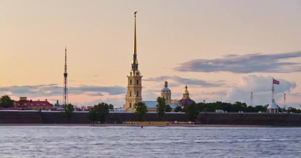 Russia, Saint-Petersburg, 04.08.2015: Time lapse Peter and Paul Fortress at sunset, boats, floating clouds, dark, turn on outdoor lighting, storm — Stock Video