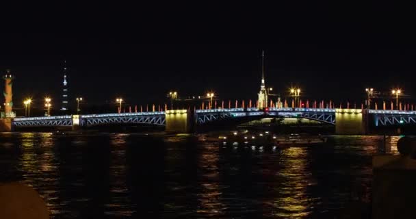 Rússia, São Petersburgo 08.04.2015: Abre sobe Palace Bridge no fundo da fortaleza de Peter e Paul, Petropavlovskaya, um monte de navios de prazer esperando reprodução ponte time-lapse 4k ken queimaduras — Vídeo de Stock