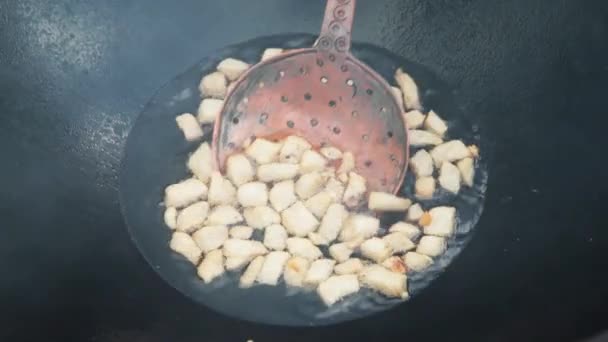 Pilaf plato nacional uzbeko en un gran caldero de hierro fundido en el fuego, el proceso de cocción, trozos fritos de cola de grasa, base que constituye arroz para alimentos, cordero, zanahoria, grasa de cordero, aceite de sésamo, cebolla, ajo, semillas de comino, pimienta, zirvak, fergana — Vídeo de stock