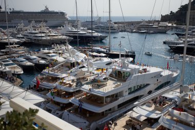 Monaco, Monte-Carlo 24.09.2008: Sergi tekne yat gösterisi Monaco, Mys, 25 metre boyunca teknelerin en büyük Fuarı, festival, dünyanın dört bir yanından gelen insanlar, çok pahalı arabalar, dünyanın en zengin insanları