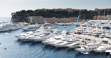 Monaco, Monte-Carlo 24.09.2008: Sergi tekne yat gösterisi Monaco, Mys, 25 metre boyunca teknelerin en büyük Fuarı, festival, dünyanın dört bir yanından gelen insanlar, çok pahalı arabalar, dünyanın en zengin insanları