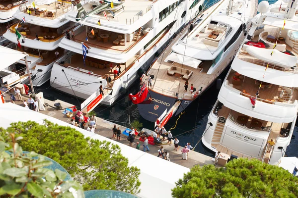 Monaco, Monte-Carlo 24.09.2008: Tentoonstelling boot jacht Toon in Monaco, Mys, de grootste tentoonstelling van boten meer dan 25 meter, het festival, mensen van over de hele wereld, de rijkste mensen in de wereld, zeer dure auto 's — Stockfoto