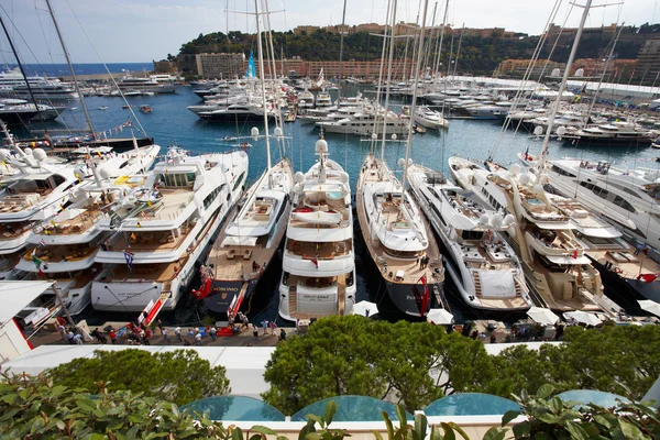 Monaco, Monte-Carlo 24.09.2008: Exhibition boat yacht show in Monaco, MYS, the largest exhibition of boats over 25 meters, the festival, people from around the world, the richest people in the world, very expensive cars — Stock Photo, Image