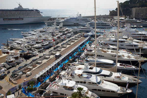 Monaco, Monte-Carlo 24.09.2008: Exhibition boat yacht show in Monaco, MYS, the largest exhibition of boats over 25 meters, the festival, people from around the world, the richest people in the world, very expensive cars — Stock Photo, Image