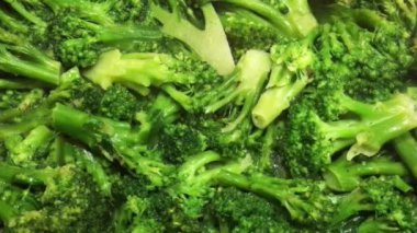 Taze brokoli bir tavada kavrulmuş