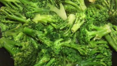 Taze brokoli bir tavada kavrulmuş