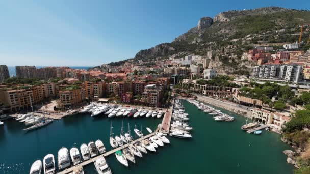 Monaco, Fontvieille, 29.08.2015: vy från Monaco byn, Palace Square prins av Monaco vid solnedgången, den berömda port, stadsbild, helikoptrar, lyxiga lägenheter, azurblå vatten, yacht — Stockvideo
