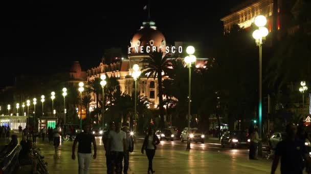 Francie, Nice, 12.09.2015: Hotel Negresco, promenade des Anglais, pěší turisty — Stock video