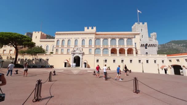 MONACO, MONACO VILLE, 05.09.2015: Palacio del Príncipe de Mónaco, fondo rocoso, muchos turistas, día soleado, cielo azul claro — Vídeos de Stock