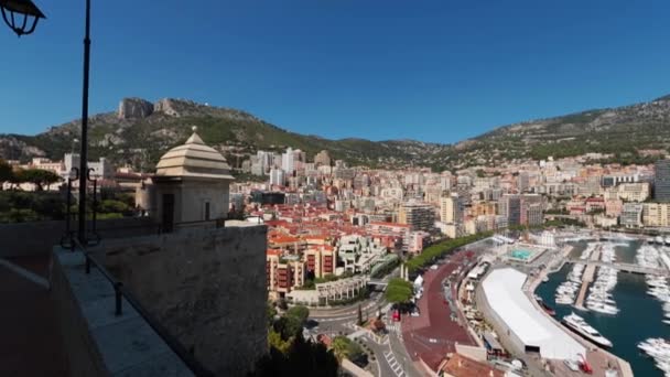 Monaco, Monte-Carlo, 07.09.2015: Port Hercules, port de Hercule, luxus jachtok, nagy hajó, Nézd a Princes Palace of Monaco, yacht show, Földközi-tenger, gyorsított 4k videóinak — Stock videók