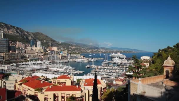 Monaco, Monte-Carlo, 07.09.2015: Port Hercules, port de Hercule, lyxbåtar, stor båt, Visa från Princes Palace Monaco yacht show, Medelhavet, time-lapse video 4k — Stockvideo