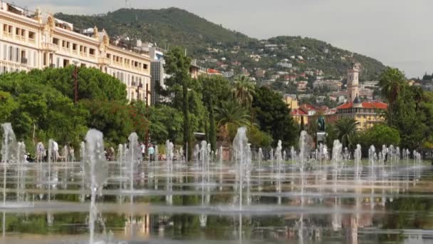 Fransa, Nice, 15.09.2015: su, aynada place Massena, avenue Jean Médecin, Fontaine Nice da Place Massena üzerinde. Meydanı şehrin modern bir parçasıdır ve merkezlere, sanat içerir — Stok video