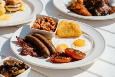 Amerikan kahvaltısı. Fasulye, sosis, yumurta, patates kızartması. 